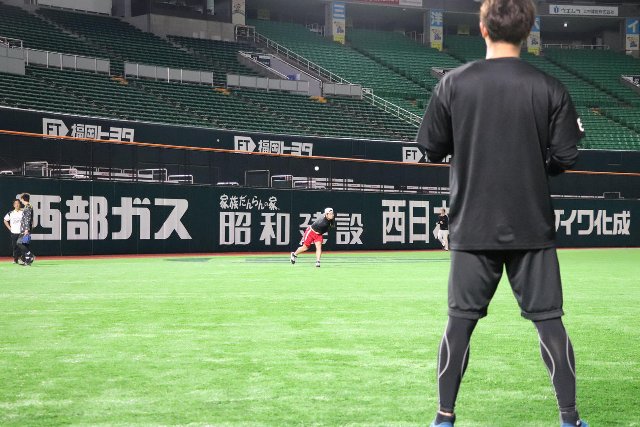 キャッチボールで調整する森唯斗（球団提供）
