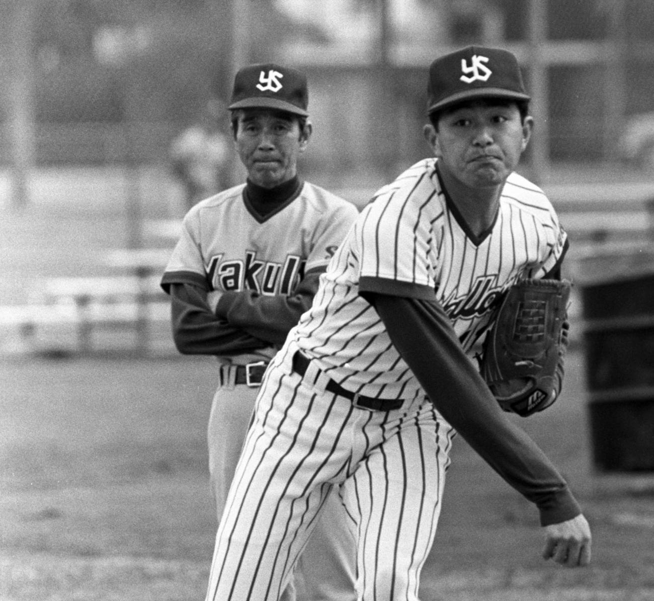 ヤクルトユマ春季キャンプで荒木大輔（手前）の投球を見守る関根潤三監督（1987年1月30日撮影）