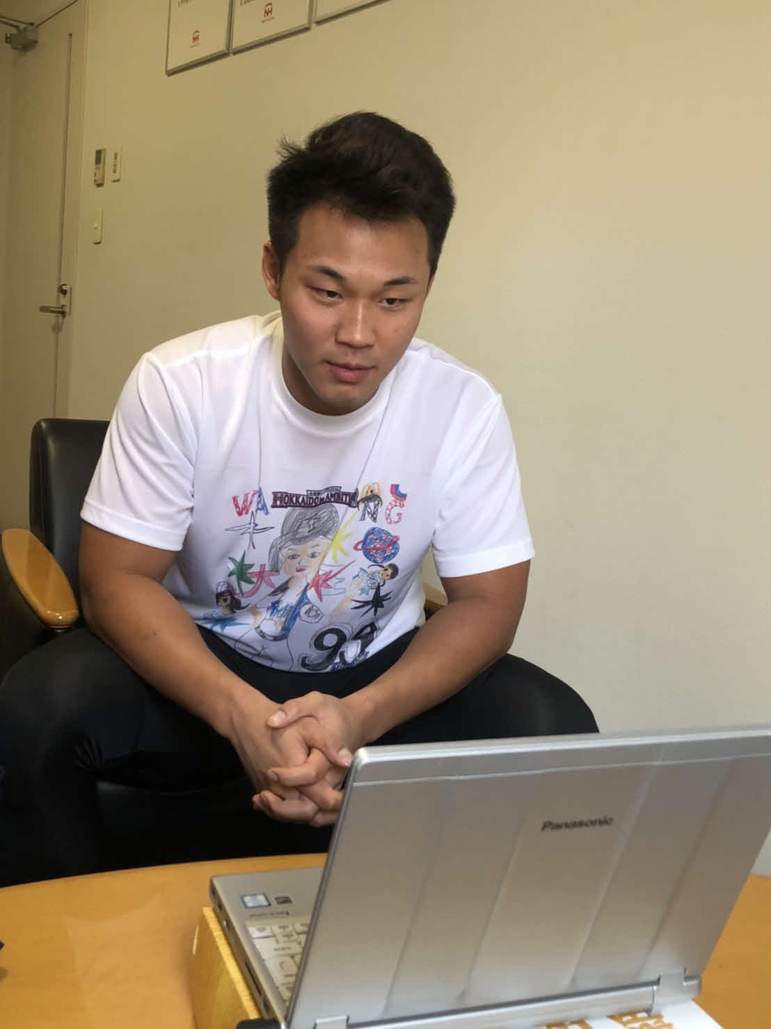 オンライン取材を受ける日本ハム王柏融（球団提供）