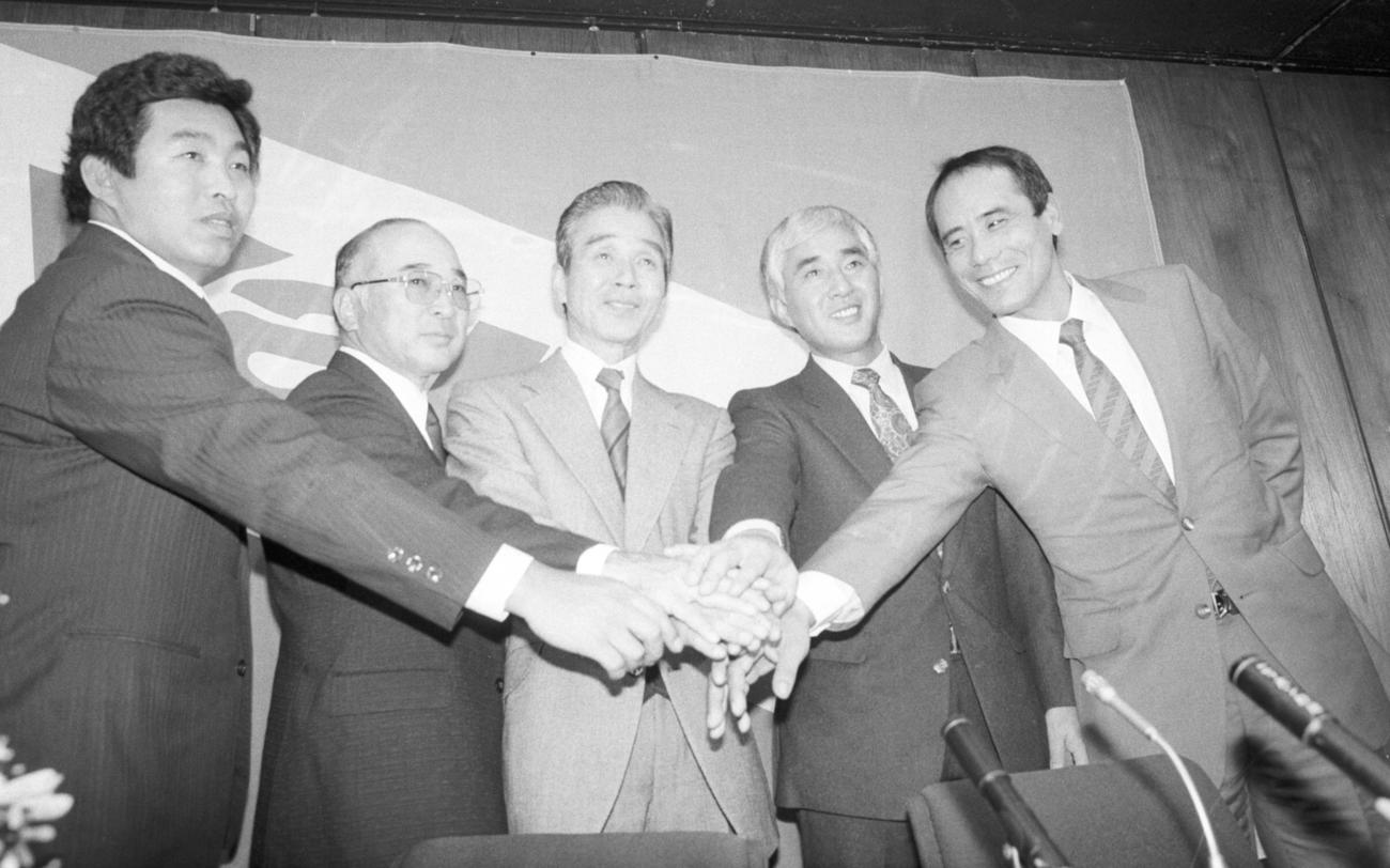 ヤクルト新スタッフ発表会見　関根潤三監督（中央）ら新首脳陣。左端が小谷正勝投手コーチ（1986年11月11日撮影）