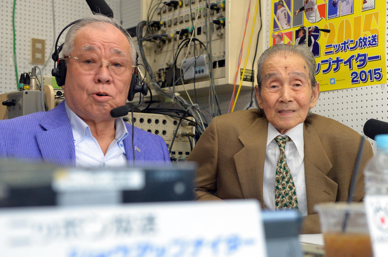 ヤクルト対巨人　ニッポン放送の解説を務めた野球評論家の野村克也氏（左）と関根潤三氏（2015年8月25日撮影）