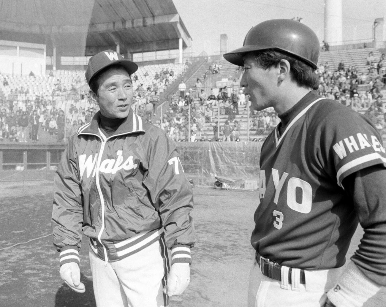 大洋春季キャンプで言葉を交わす関根潤三監督（左）と高木豊（1984年2月撮影）