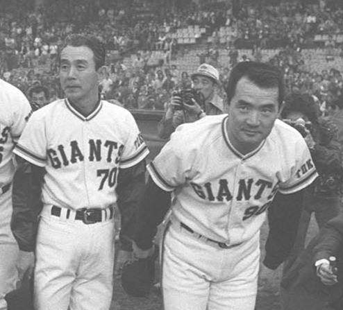 75年10月、最終戦を終えて、ファンに最下位のおわびをする巨人長嶋茂雄監督（右）と関根ヘッドコーチ