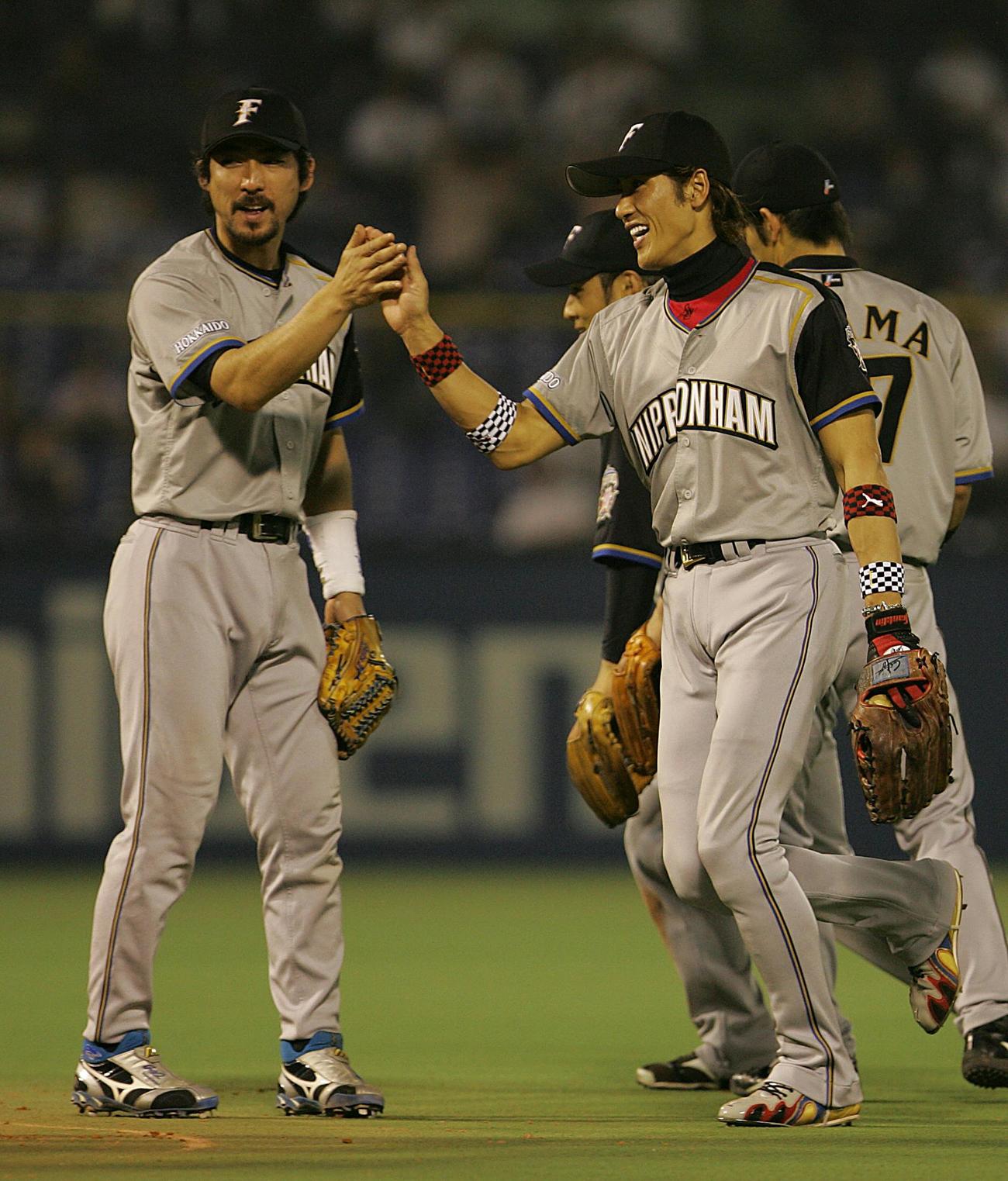 06年、日本ハム小笠原（左）は新庄とハイタッチする