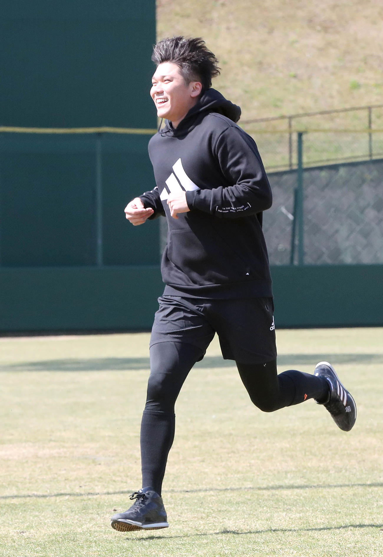 笑顔で走る巨人坂本（提供：読売巨人軍）