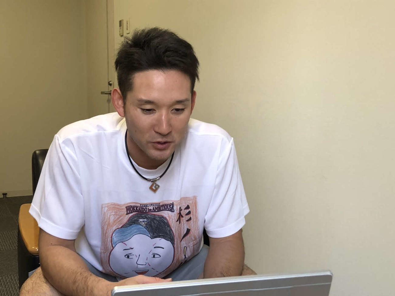 オンライン取材を受ける日本ハム杉谷（球団提供）