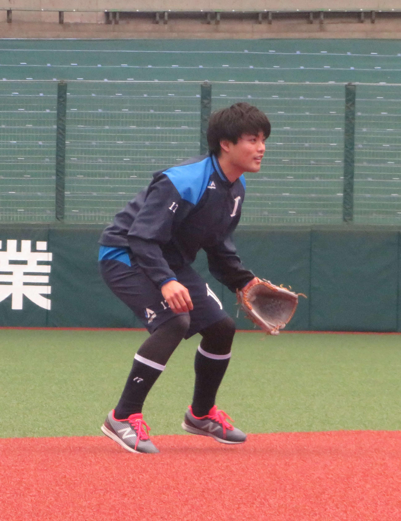 野手トレでノックを受ける西武松本（球団提供）
