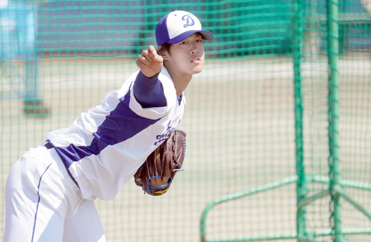 ブルペンで投球練習をする梅津晃大（撮影・森本幸一）