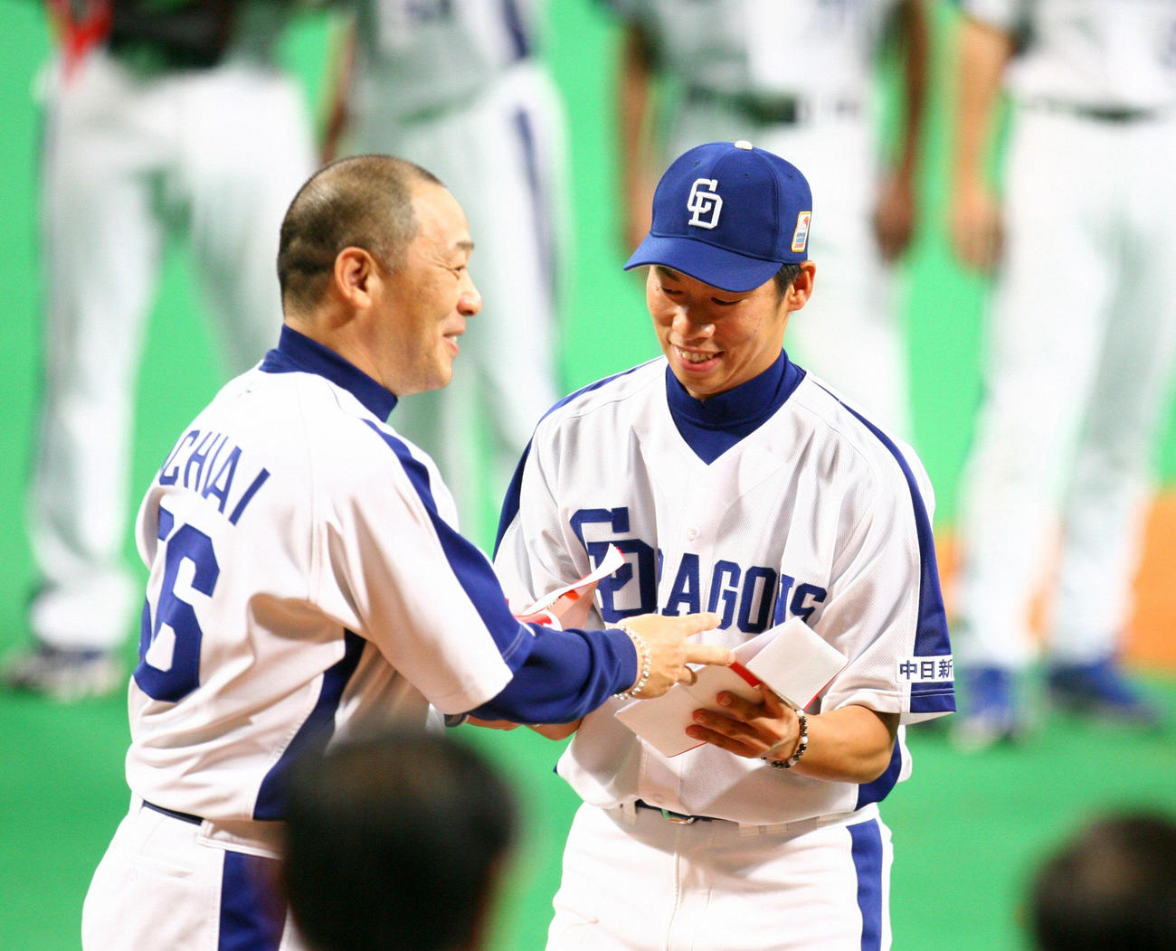 07年の日本シリーズ第5戦で8回まで完全に抑えた山井は落合監督と握手をかわす（2007年11月1日撮影）