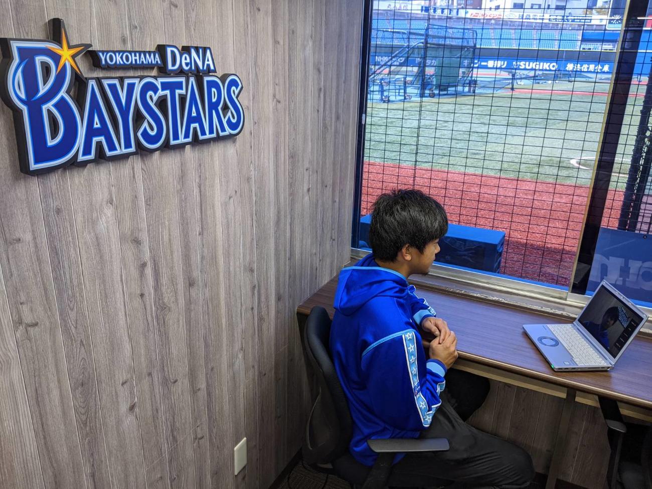 横浜スタジアムからオンライン会議システム「Zoom」を利用して取材に応じるDeNA今永（球団提供）
