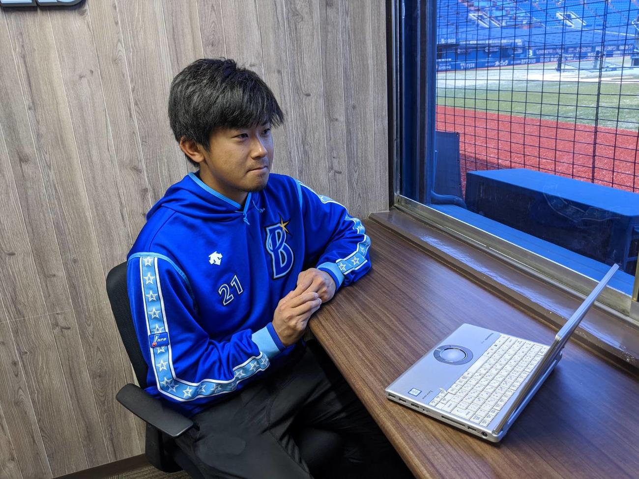 横浜スタジアムからオンライン会議システム「Zoom」を利用して取材に応じるDeNA今永（球団提供）
