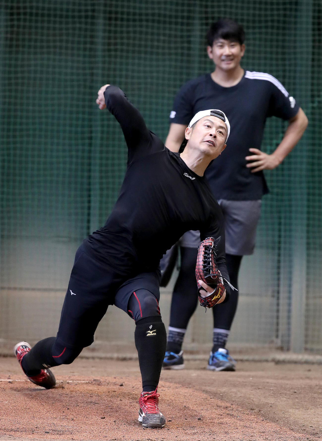 巨人菅野（後方）が見つめる中、ブルペンで投げ込む亀井（提供：読売巨人軍）