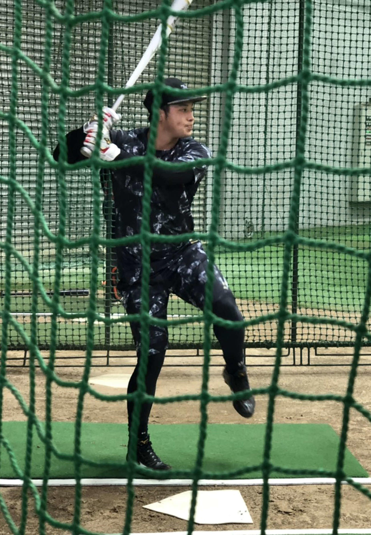 打撃練習する巨人北村