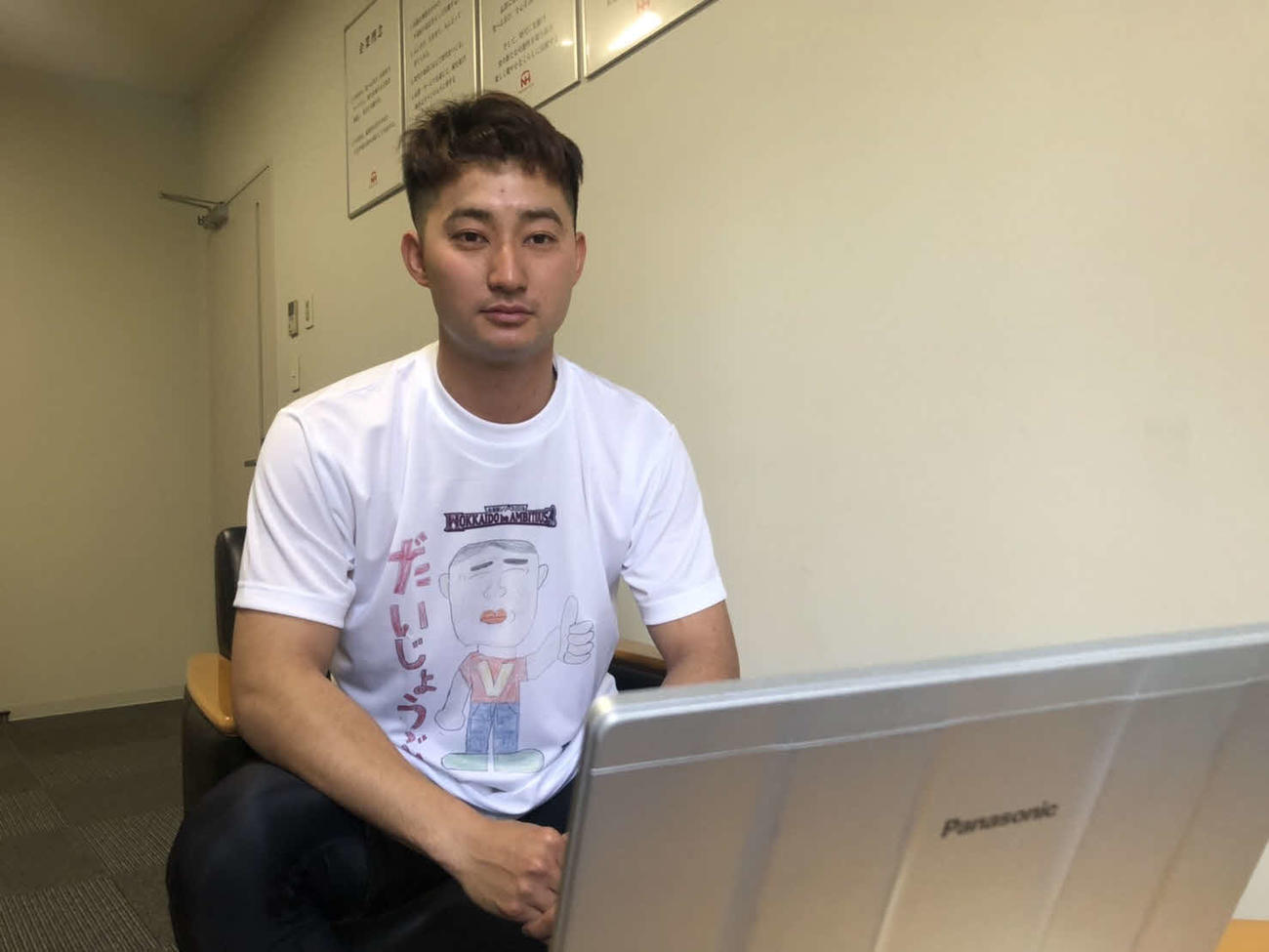 オンライン取材を受ける日本ハム浅間（球団提供）