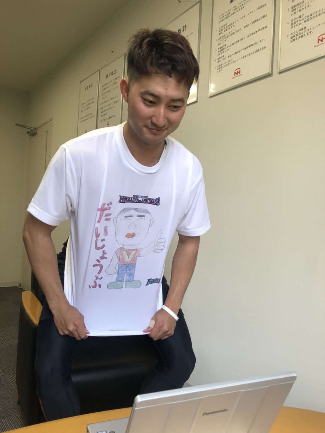 オンライン取材でファンがデザインしたTシャツを紹介する日本ハム浅間（球団提供）
