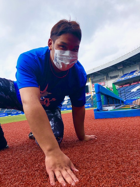 自宅では「かるたトレ」で反射神経を磨くロッテ井上（球団提供）