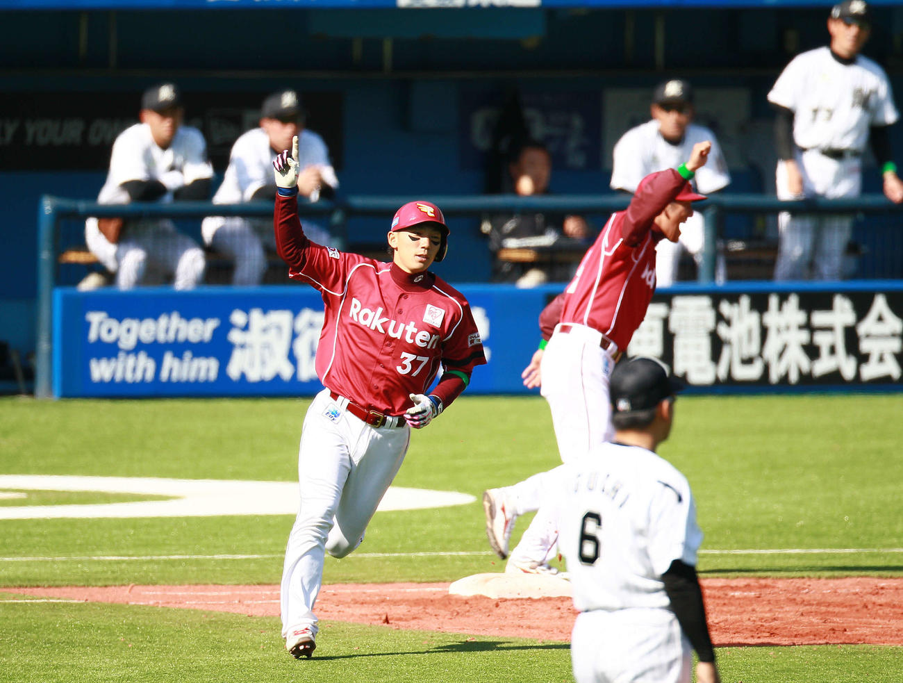 11年4月12日、ロッテ－楽天戦の6回、逆転3点本塁打を放ちNO・1ポーズを決める嶋