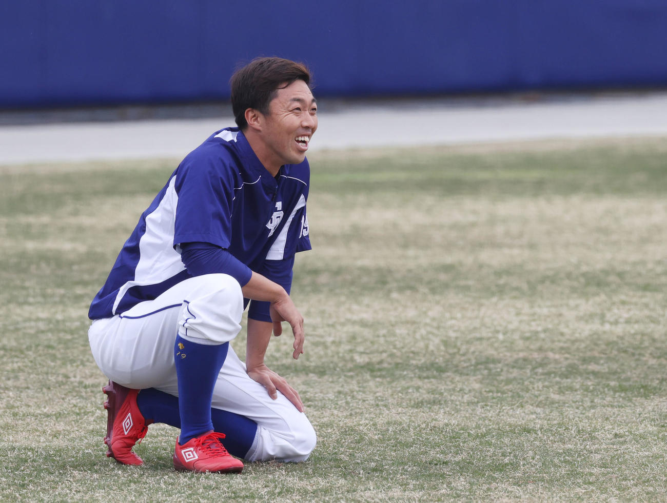中日自主練習　練習の合間に笑顔を見せる吉見一起