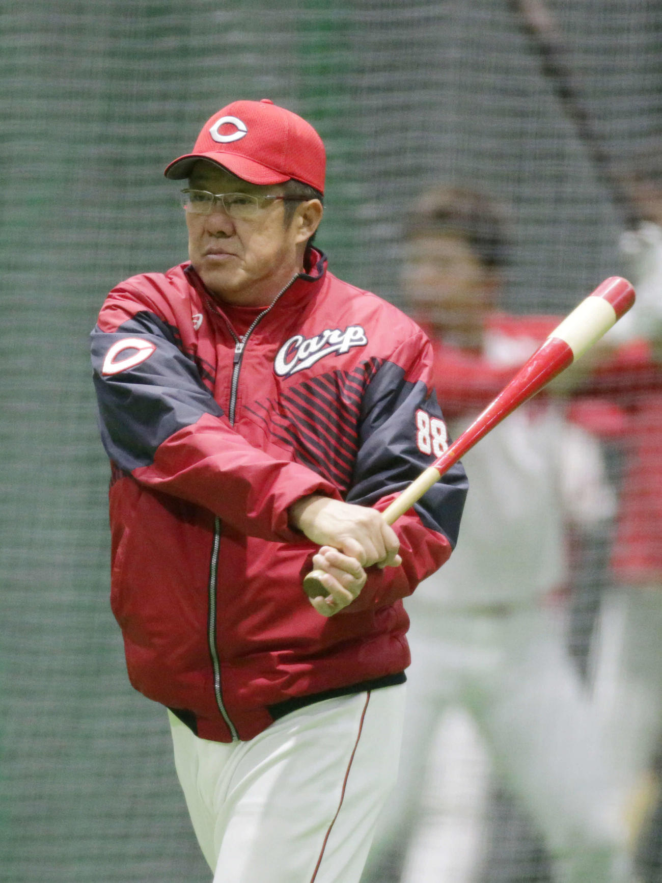 午後組、野手の練習中、バットを振る広島佐々岡監督（撮影・加藤孝規）