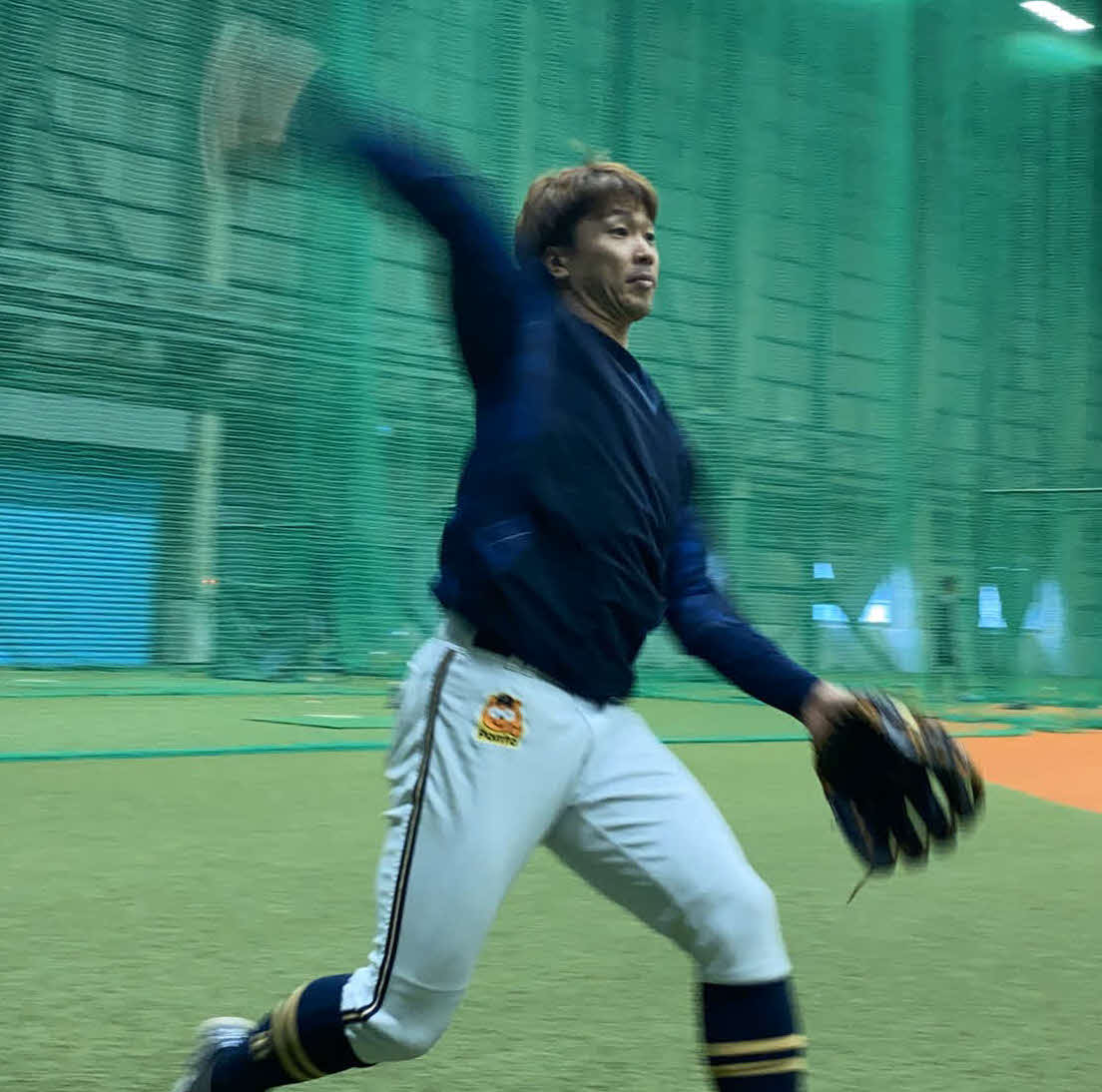 舞洲の球団施設で自主練習に取り組むオリックス安達（球団提供）