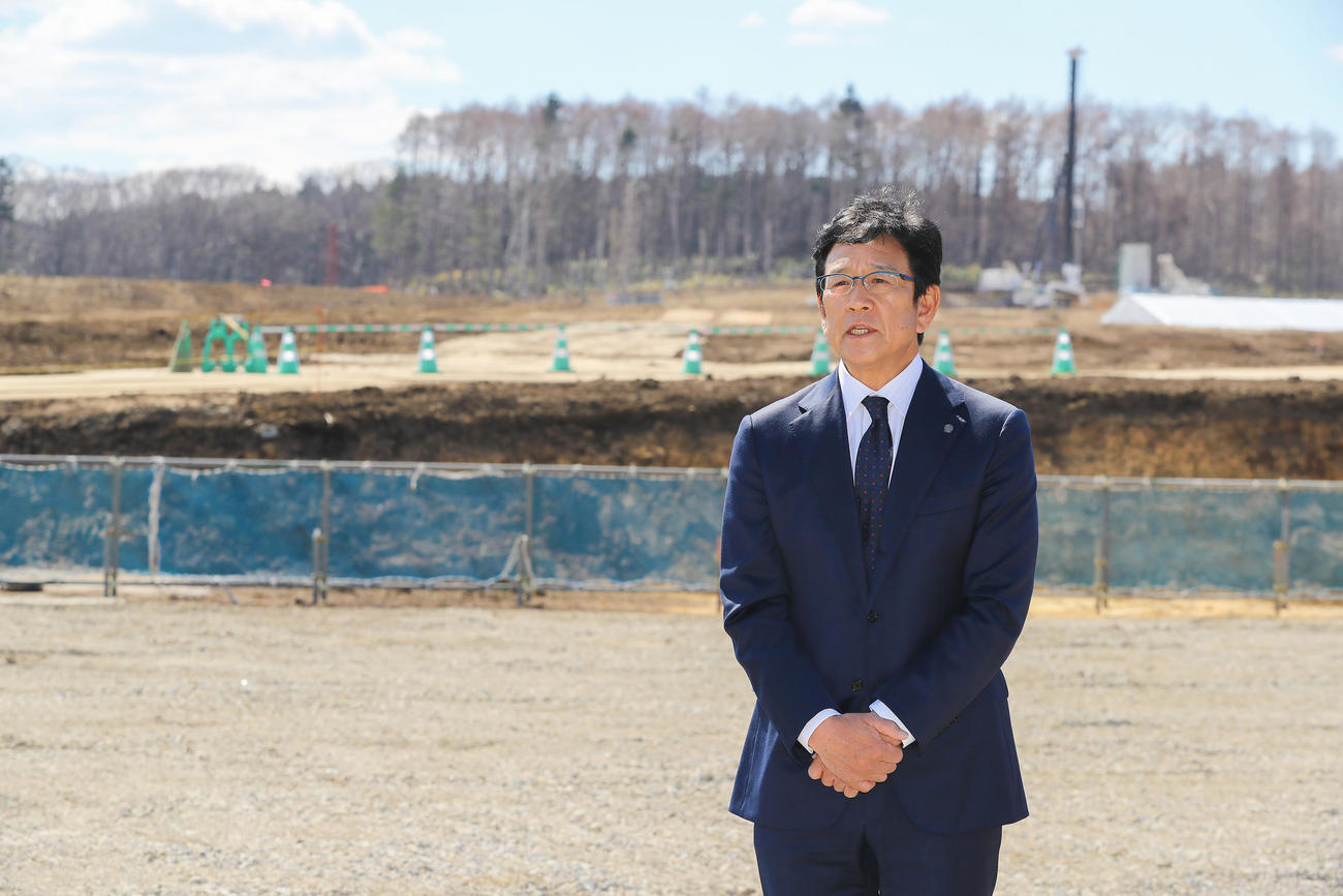 新球場の起工式を終え建設現場を背に取材に応じる栗山英樹監督（代表撮影）