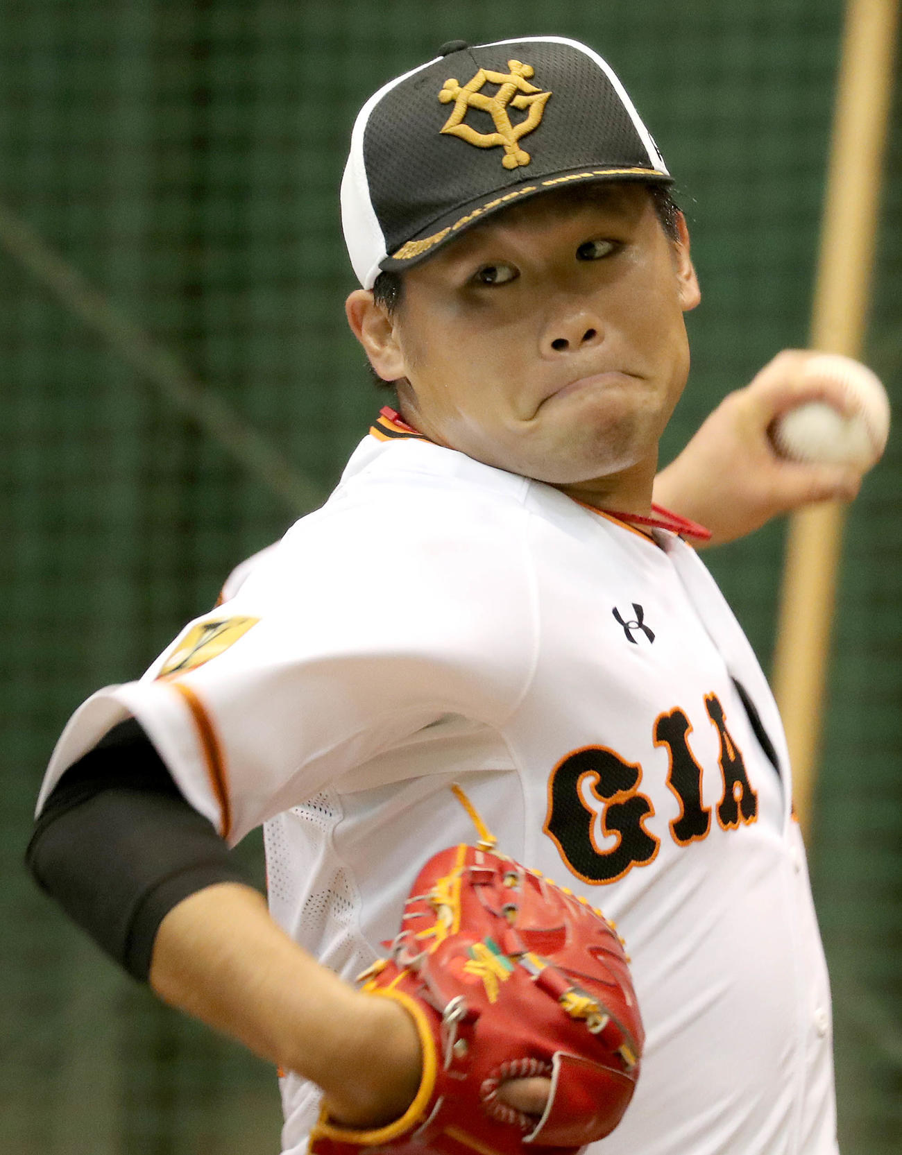 ブルペンで投げ込む巨人田口
