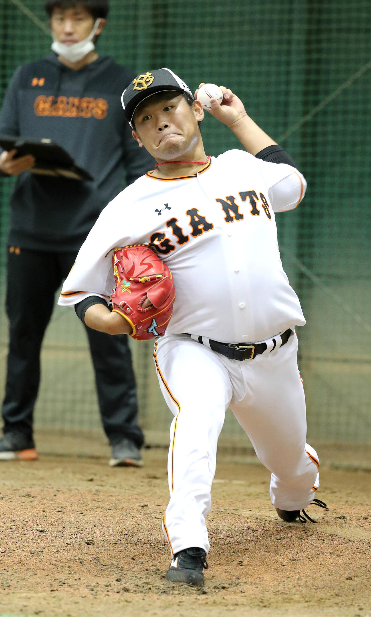 ブルペンで投げ込む巨人田口