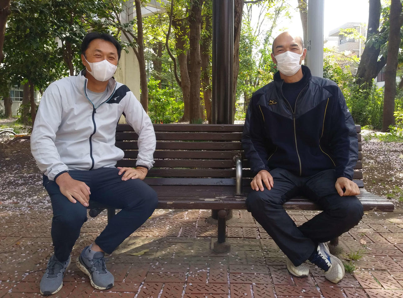マスク姿で距離をとって座る宮本氏（左）と和田氏