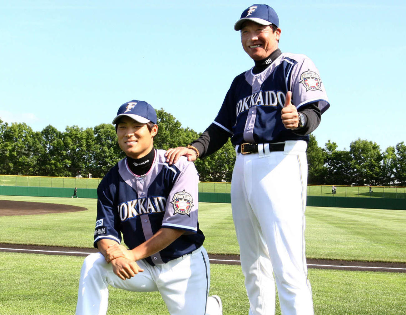 09年7月3日　梨田監督（右）と限定ユニホームを披露する田中賢