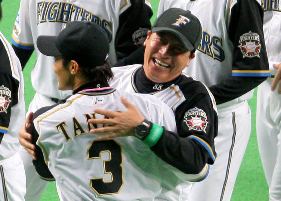 09年10月21日　CS第2ステージ第1戦楽天戦でサヨナラ勝ちし、田中賢と抱き合う日本ハム梨田監督（右）