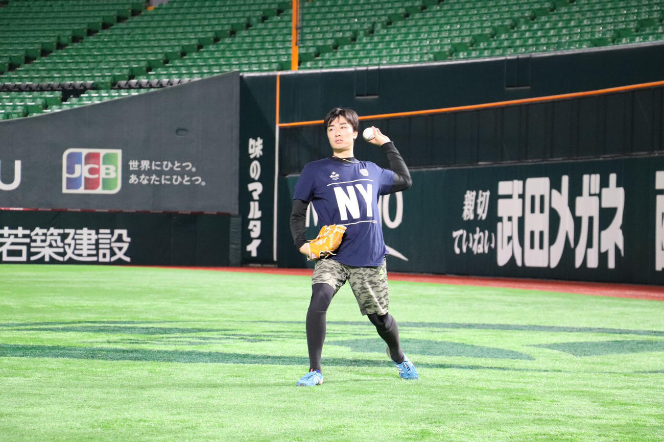 キャッチボールで調整する和田毅（球団提供）