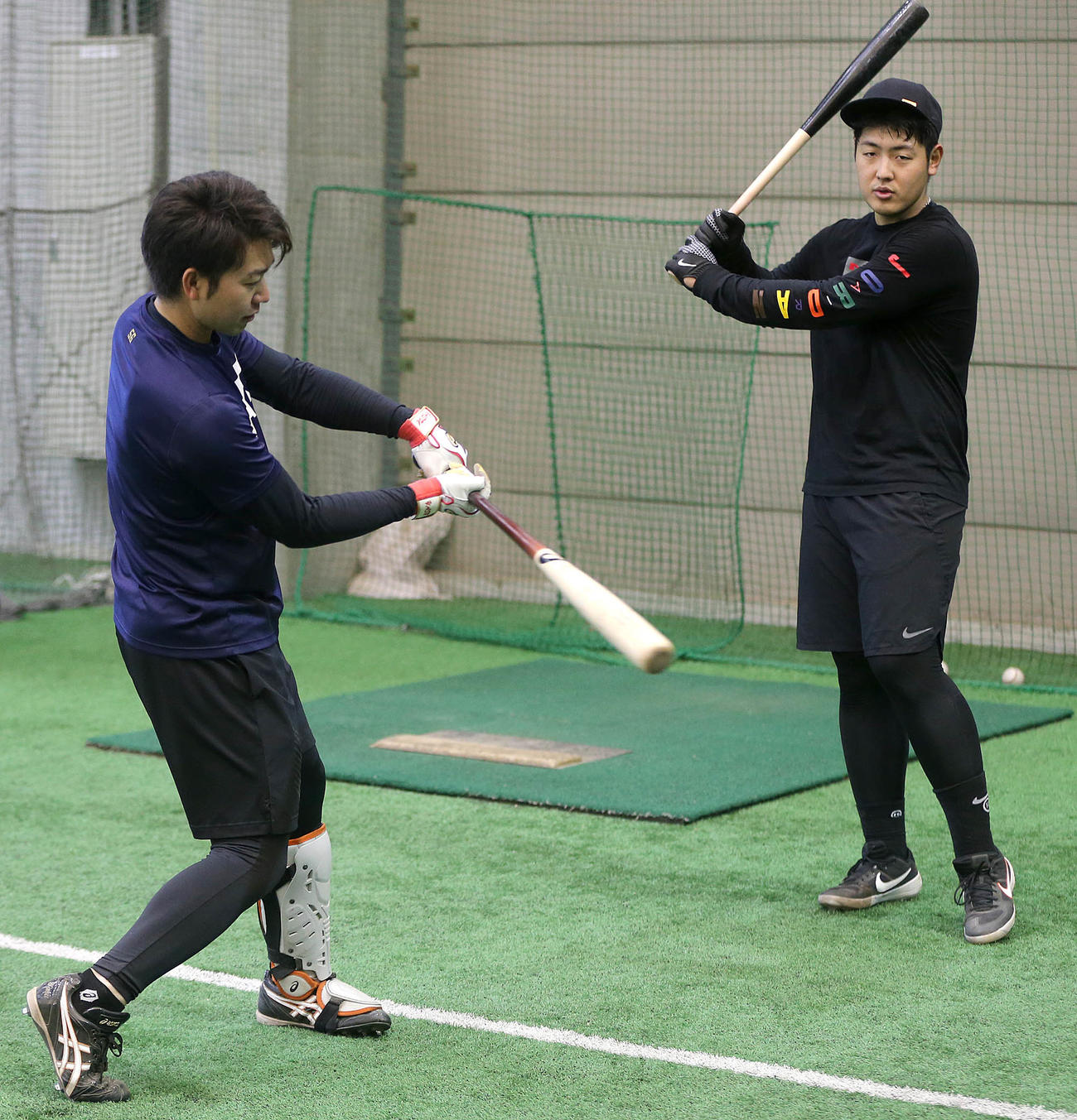 個人練習で打撃論を交わす巨人山本（左）と岡本（提供：読売巨人軍）