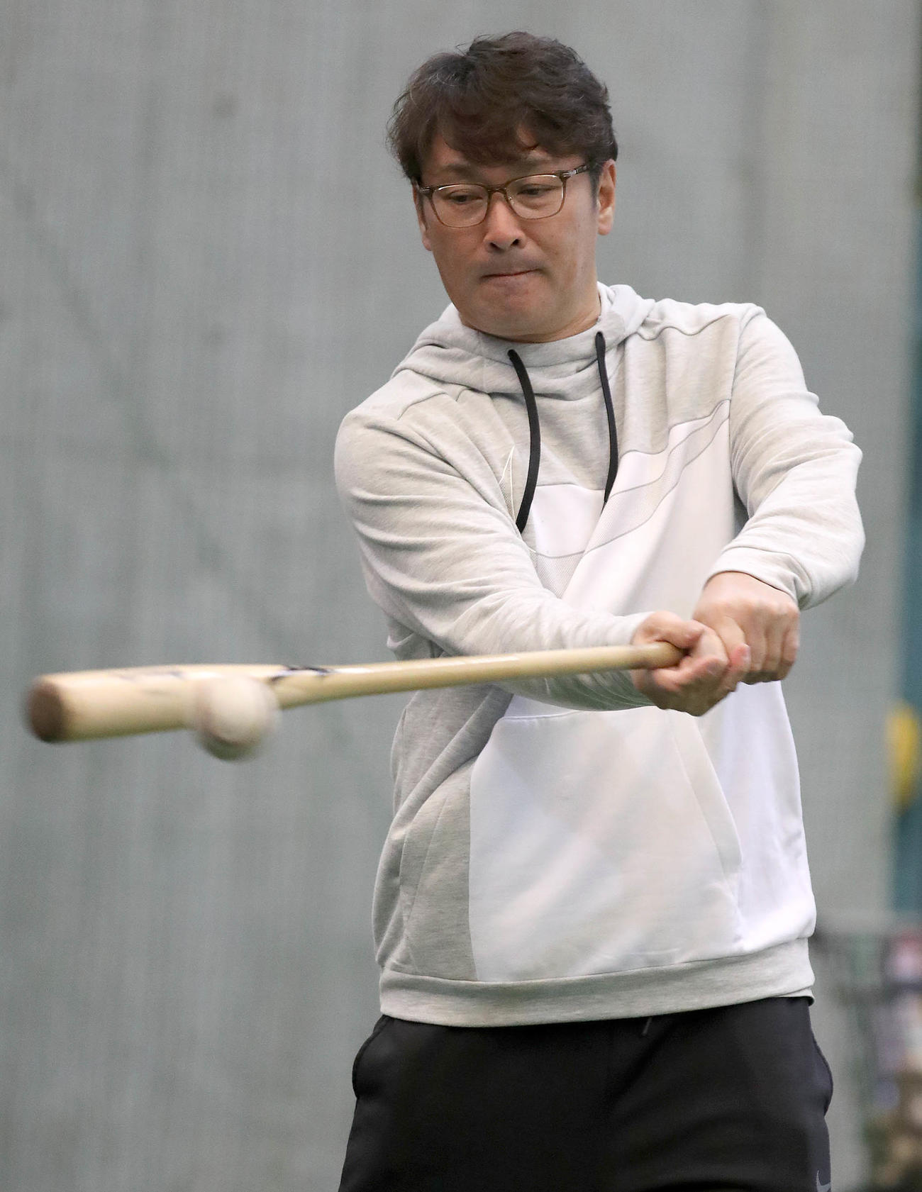 ノックを打つ巨人元木コーチ（提供：読売巨人軍）
