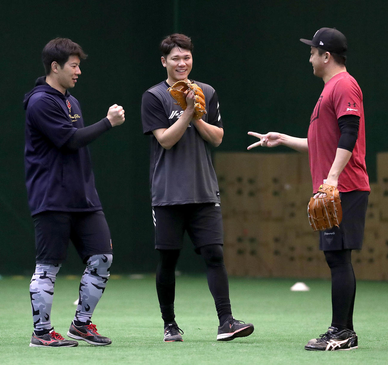 個人調整練習で笑顔を見せる、左から巨人炭谷、坂本、沢村（提供：読売巨人軍）