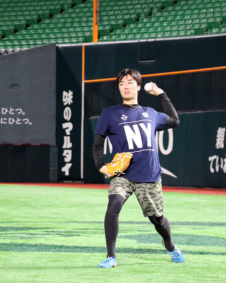 キャッチボールで調整する和田毅（球団提供）