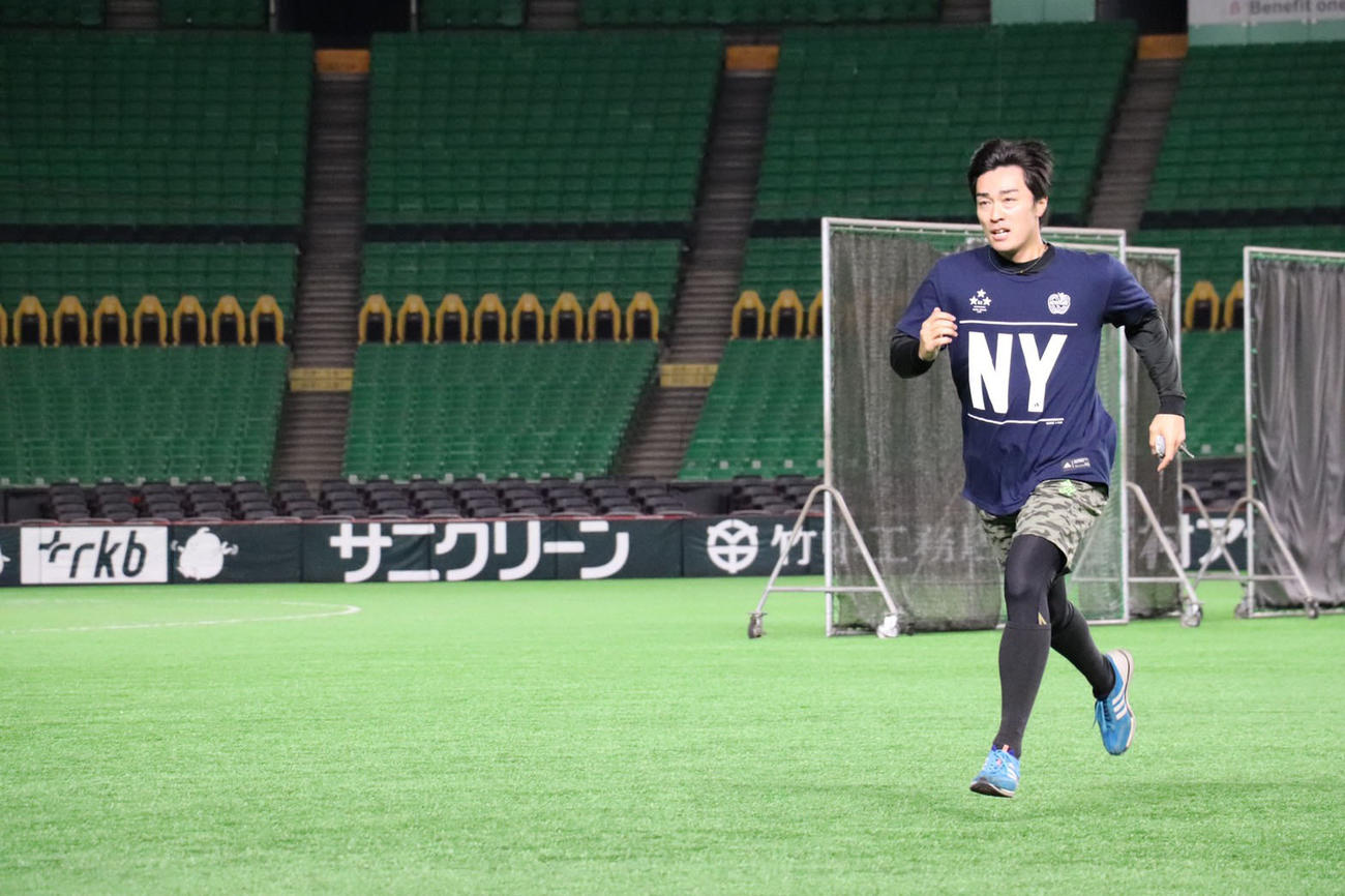 ペイペイドームでダッシュする和田毅（球団提供）