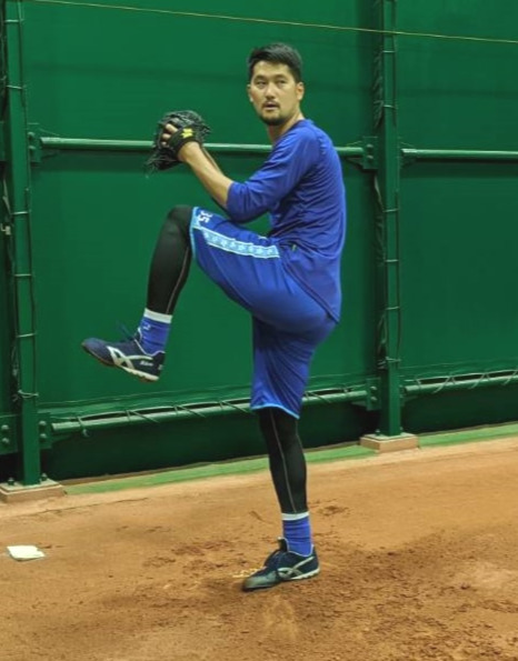 ブルペンで投げ込むDeNA三上（球団提供）