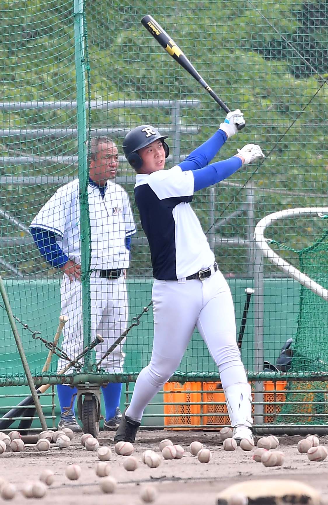 履正社・岡田監督のチェックを受けながらフリー打撃をする井上広大（2019年8月19日撮影）