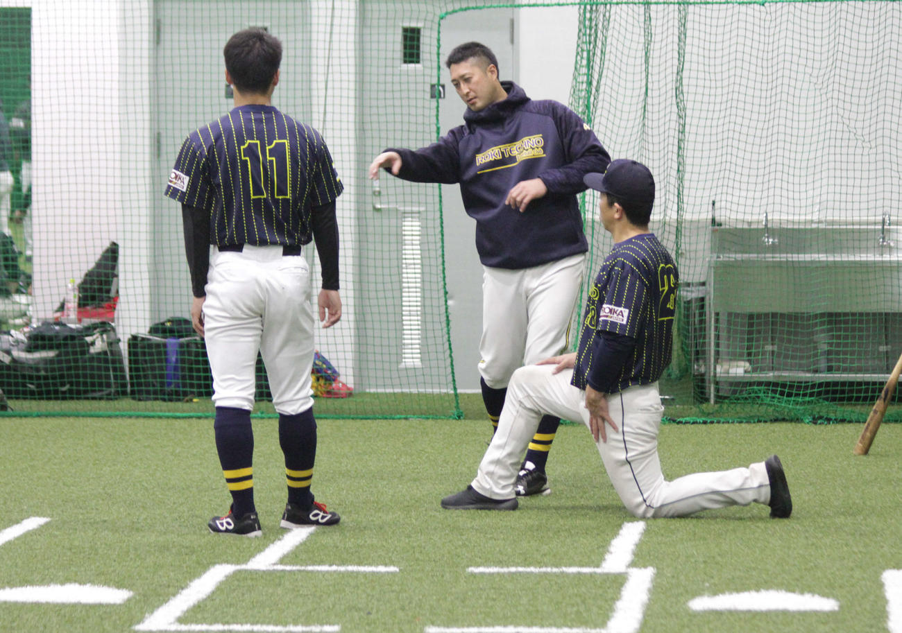 元阪神でロキテクノ富山の藤田太陽投手兼ヘッドコーチ（中央）は身ぶり手ぶりで指導