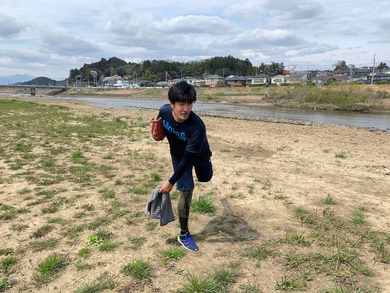 チームが活動休止中で球団施設が閉鎖される中、河川敷でシャドーピッチングに励む楽天弓削（球団提供）
