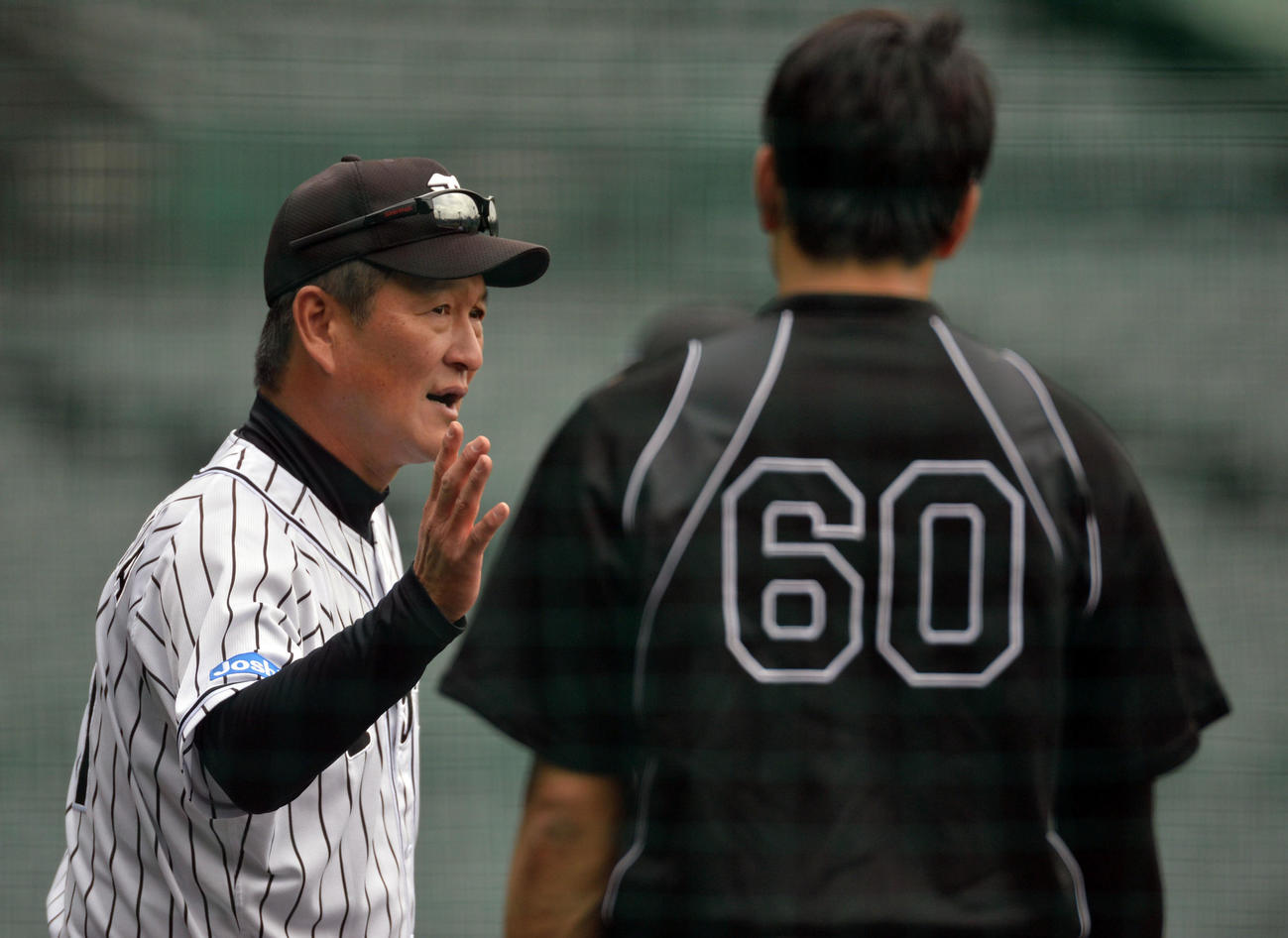 特打を終えた中谷を指導する阪神片岡ヘッドコーチ（17年10月24日撮影）
