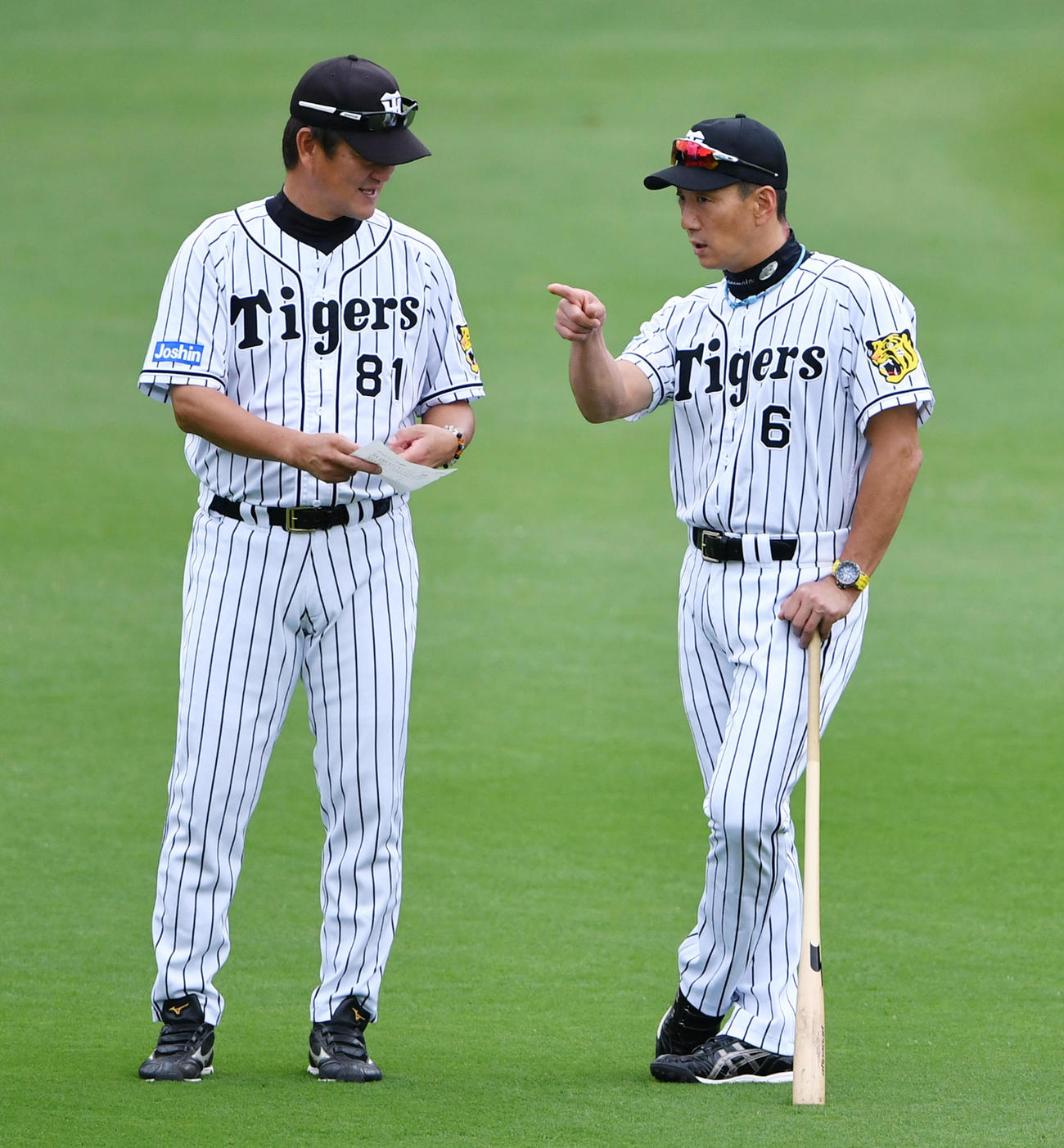 金本監督（右）と話し合う片岡コーチ（16年9月13日撮影）