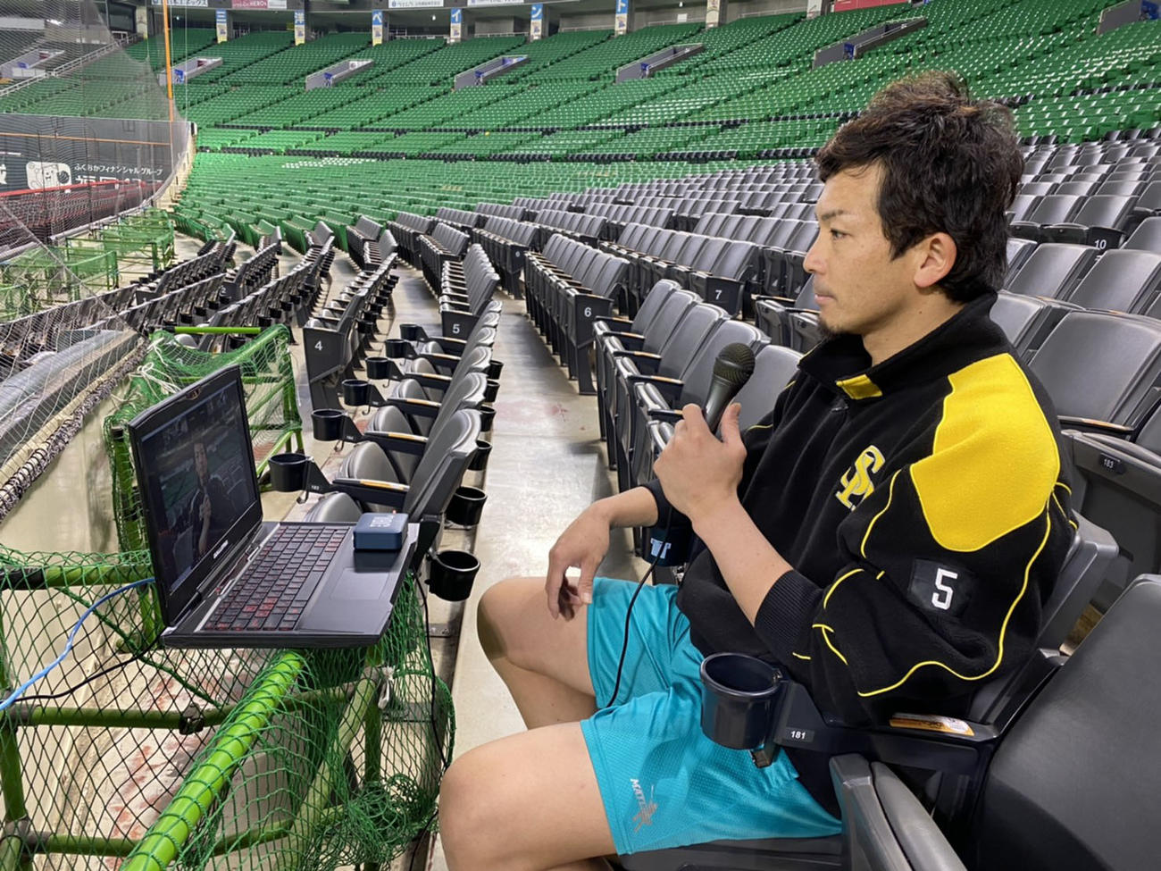 オンラインで取材に応じる松田宣浩（球団提供）