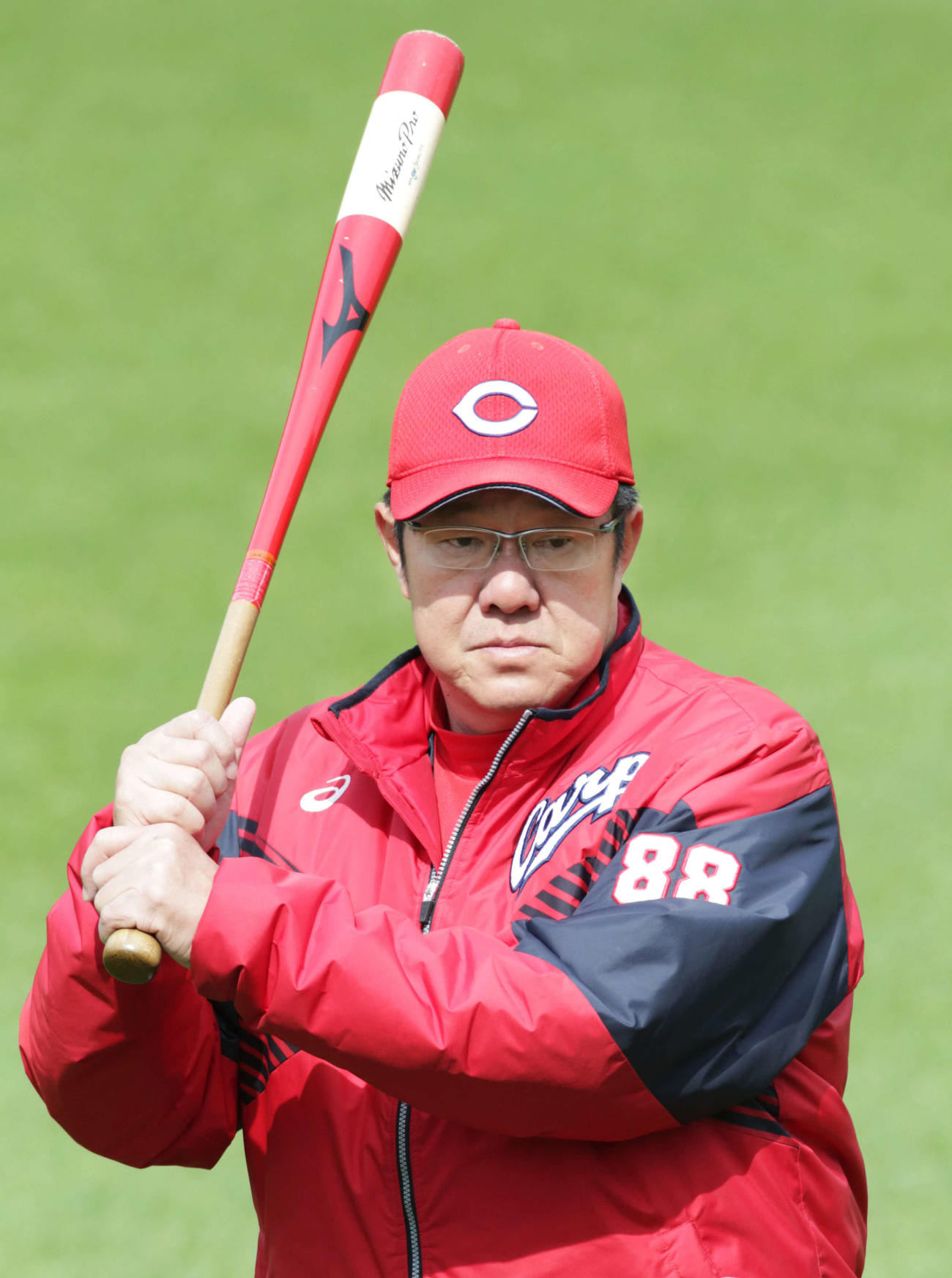 午前組投手陣の練習を見守る佐々岡真司監督（撮影・加藤孝規）