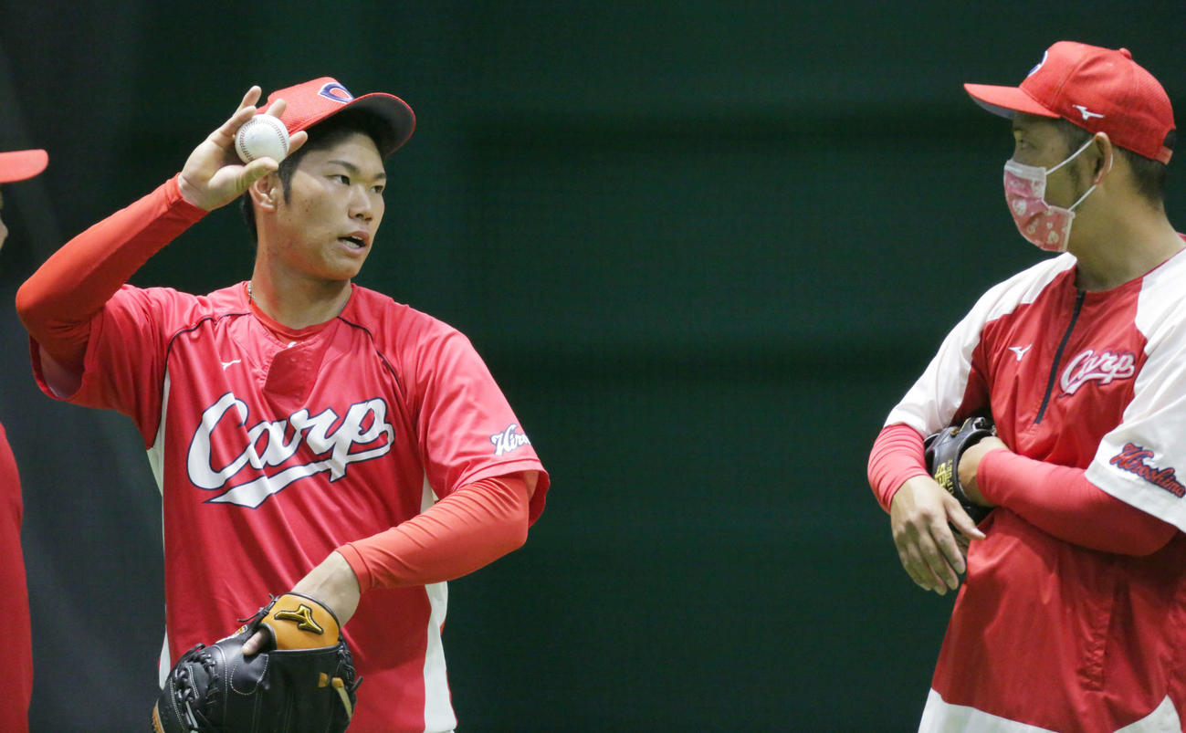 送球について確認する坂倉。右は広瀬コーチ（撮影・加藤孝規）