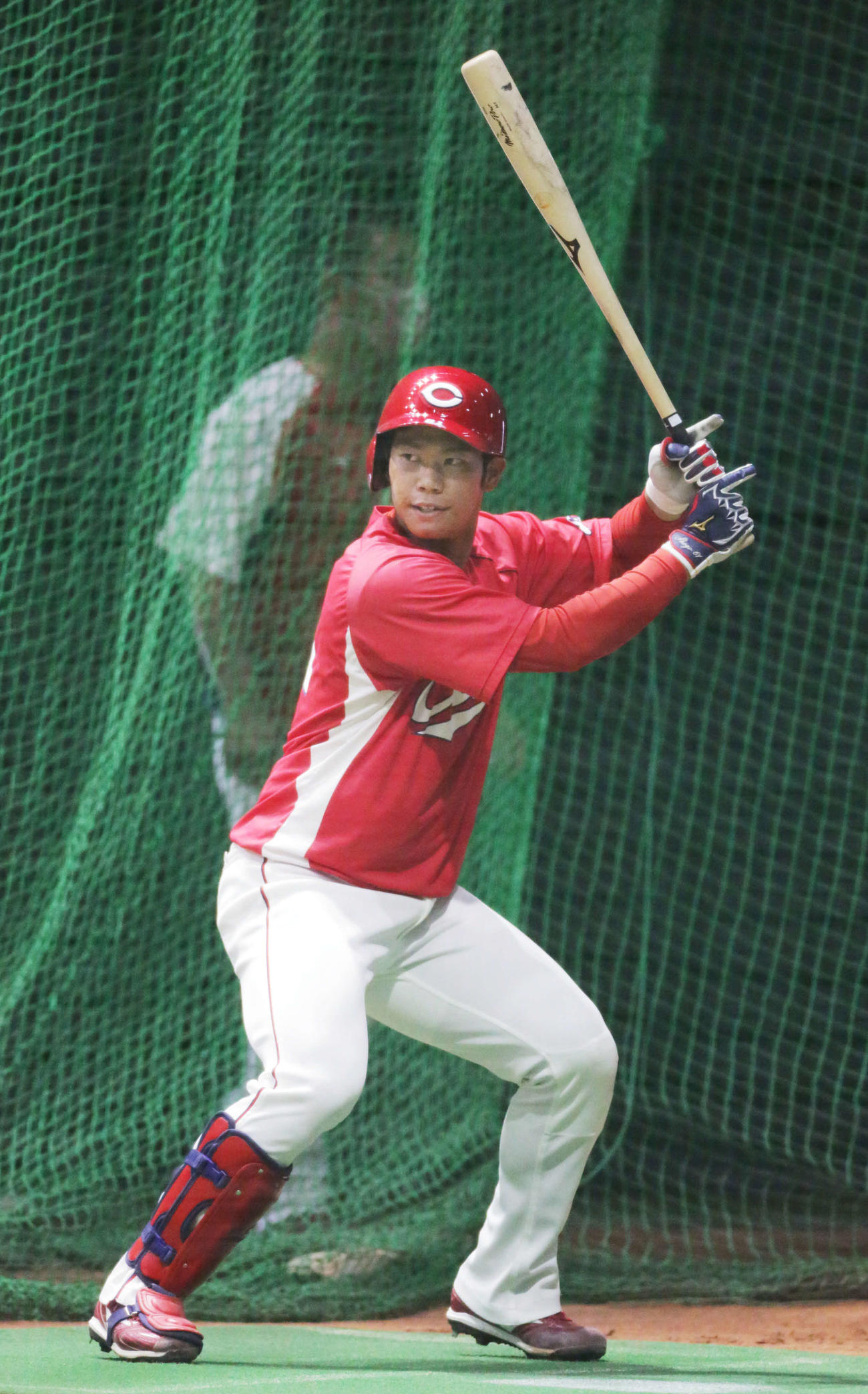 腰を落とした構えから打撃練習する坂倉（撮影・加藤孝規）