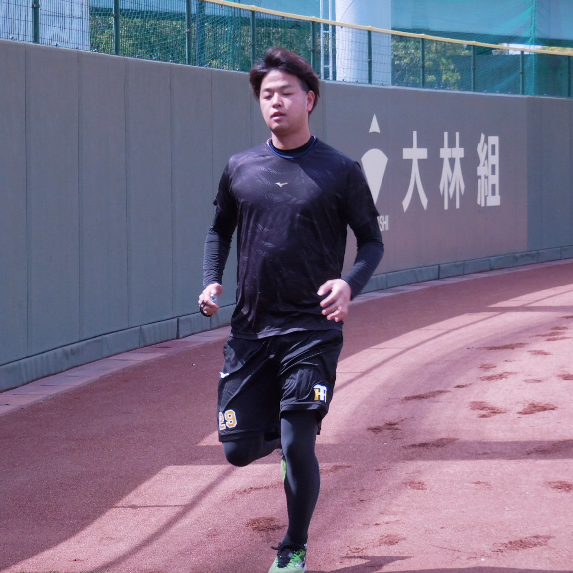 鳴尾浜で自主練習を行う高橋遥人（阪神タイガース提供）