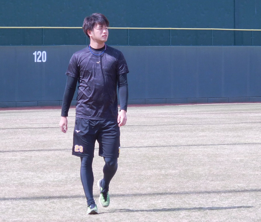 鳴尾浜で自主練習を行う高橋遥人（阪神タイガース提供）