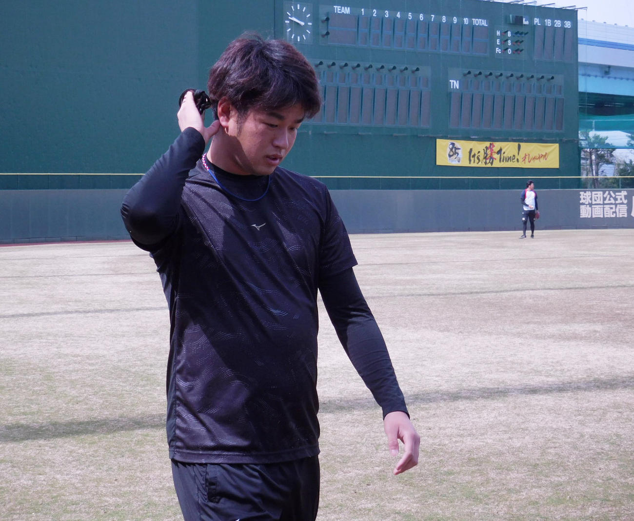 鳴尾浜で自主練習を行う高橋遥人（阪神タイガース提供）