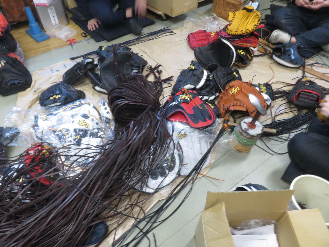 ハタケヤマ工場内で職人たちがミット製作を手作業で行っている（撮影・桑原幹久）